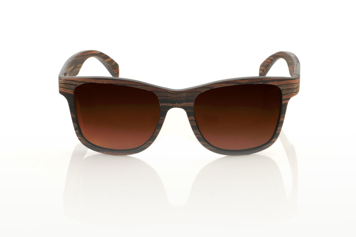 Wood eyewear of Ebony ELEGANCE. ELEGANCE wooden sunglasses stand out for their less angular frame, designed to fit wider faces or for those who prefer oversized glasses. This model is characterized by its unique construction, with laminated ebony wood on the exterior and interior and sheets of maple wood interspersed on the contravein, and by the detail of the curvature of the frame in the grip to the temples, offering not only an effect Impressive visual but also a robust structure. With generous measurements of 155x50mm and a caliber of 55, these glasses are the perfect choice for those looking to combine comfort with a bold and elegant style. for Wholesale & Retail | Root Sunglasses® 